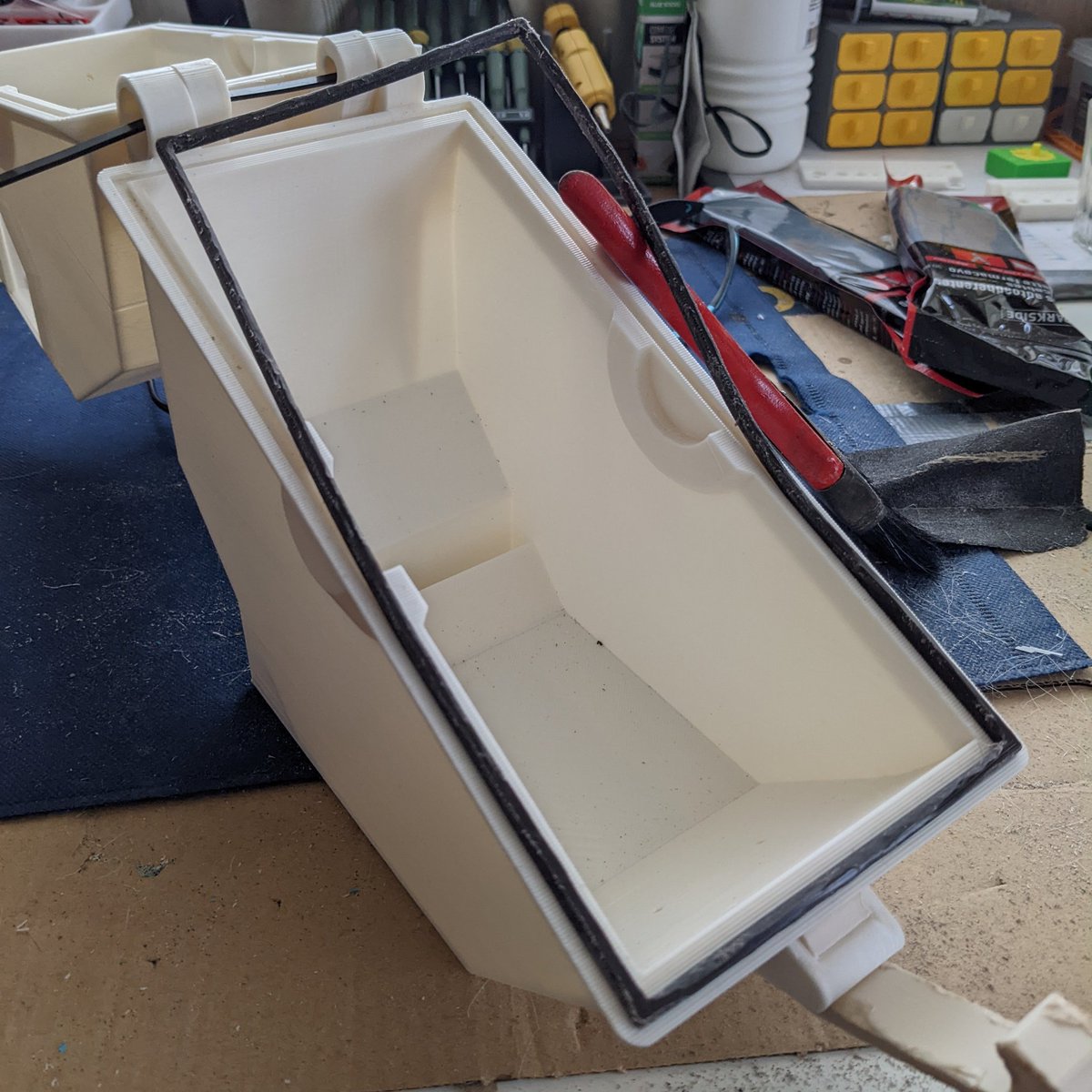 bon3d_Esp's tweet photo. Goma de tpu para aislar bien el porta bobinas para que o entre polvo ni humedad #impresion3despaña #print3d #bon3d #supportsmallbusinesses https://t.co/gGUoLo5aYH