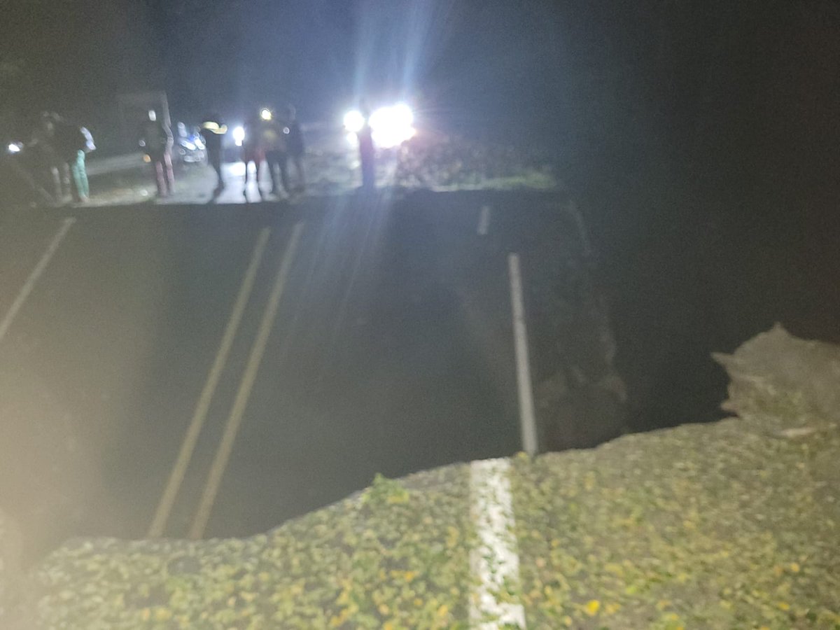 Camioneros de Colombia  Atentos: desconocidos volaron puente en vía hacia municipio de Pailitas, Cesar. A esta hora, no hay paso. Al parecer este hecho tendría que ver con paro armado anunciado por la guerrilla del ELN.
#EsUnaAmenaza <a href="/mindefensa/">Mindefensa</a> <a href="/Diego_Molano/">Diego Molano Aponte</a> <a href="/jsanchezcristo/">Julio Sánchez Cristo</a>