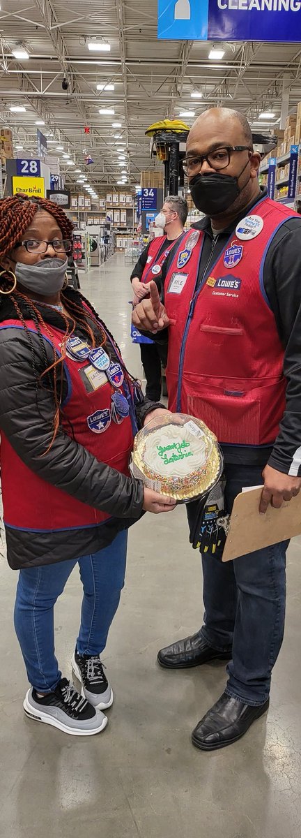 frenche_kyle's tweet photo. Lateshia, recognized for being cashier of the month. Thank you! https://t.co/S2JVzV16Ea