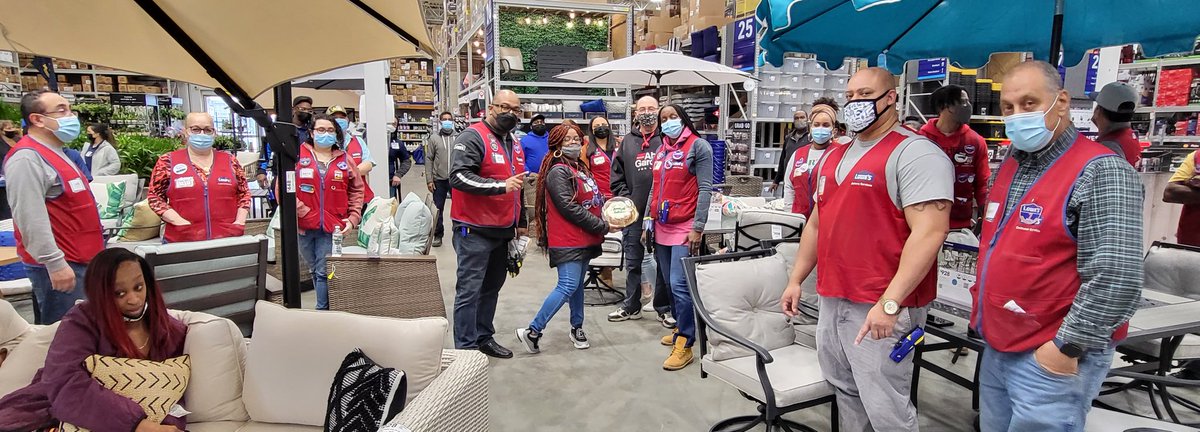 frenche_kyle's tweet photo. Lateshia, recognized for being cashier of the month. Thank you! https://t.co/S2JVzV16Ea