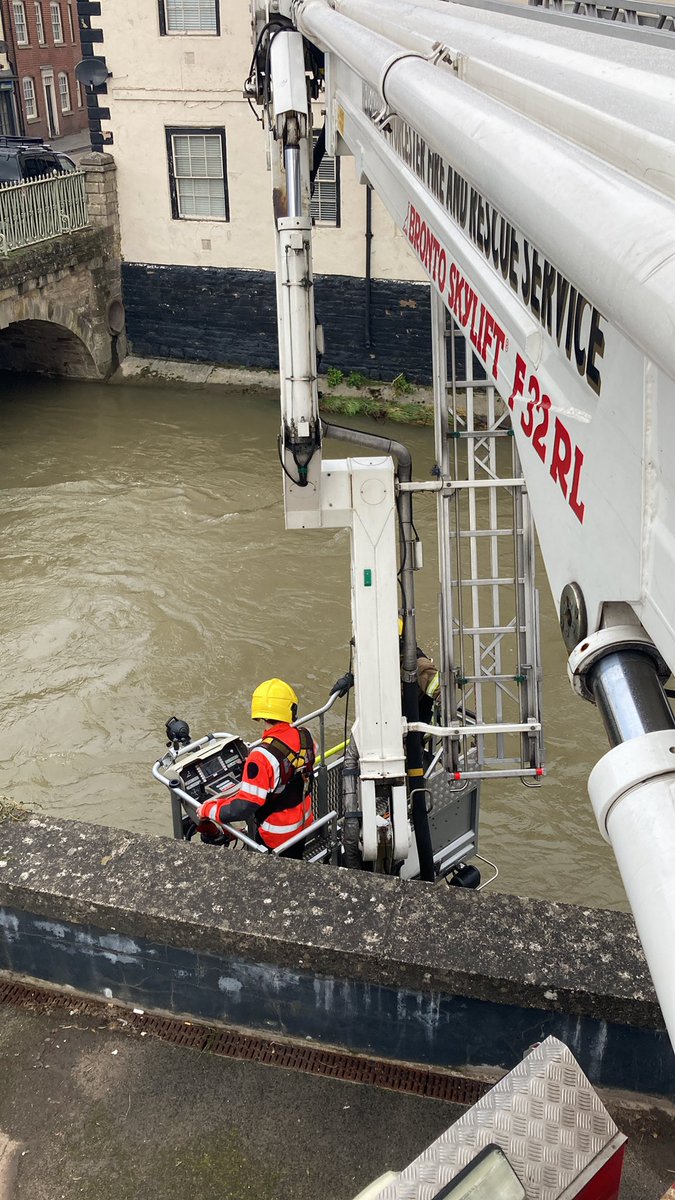 Red watch @HWFireHereford ALP training at @HWFireLeominstr, including “below the horizontal”operation. River level also dropping rapidly here.