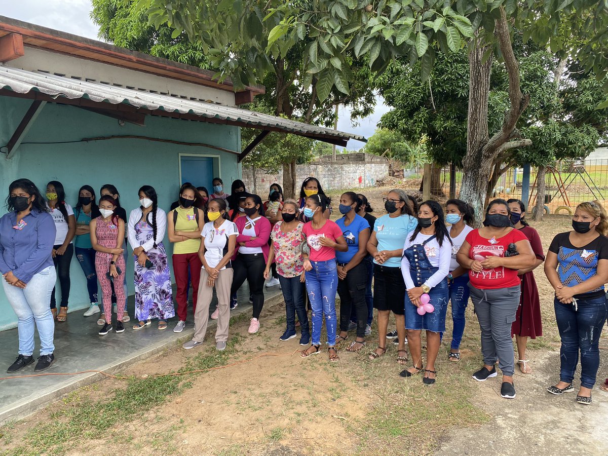 OCHA_Venezuela's tweet photo. Además de este proyecto, @ACNUR_Venezuela y su socio HIAS están implementando otras actividades de protección en la comunidad. 

También rehabilitaron espacios recreativos dotándolos de luminarias, juegos infantiles y recuperación de los alrededores #RespuestaHumanitariaVZLA https://t.co/U3FbDl7MpU