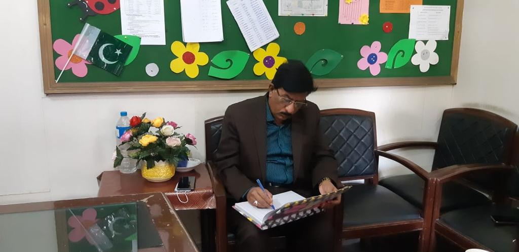 itacecorg's tweet image. CEO Bahawalpur Mr. Zahoor Chohan visited #PLPLibrary at GGMS Madhu Lal Husain, Lahore.
#PakistanLiteracyProject @RoomtoRead @CLC_Lahore @SchoolEduPunjab @BaelaJamil