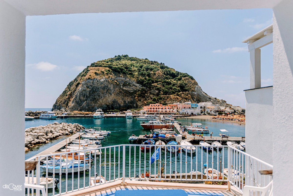 disc_campania's tweet photo. Come i terrazzamenti avevano modellato le balze costiere dell’isola d’Ischia fin dall’arrivo dei pithecusani, nel Medio Evo accadde altrettanto lungo i fianchi dell’isolotto, che proprio allora cominciò a chiamarsi Sant’Angelo. 

https://t.co/jDRG4vlMkT

#campania #ischia https://t.co/ZIuYNVshEs