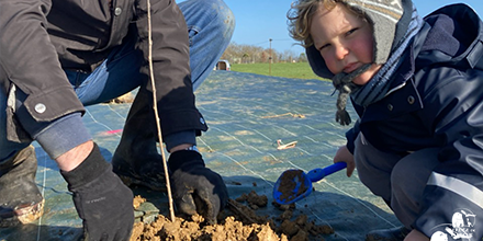 Refugedelarche's tweet photo. Dans le cadre de l'opération "Parrainez un arbre au @Refugedelarche", samedi, se déroulait la 1ère journée de #plantation.🌱👐🏻
L'objectif ? Créer une #haie #bocagère dans la grande #prairie des #herbivores afin que les #buffles puissent se soustraire aux regards des visiteurs. https://t.co/4KTuXJp5rG