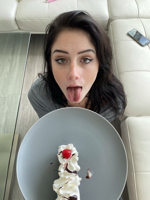 I have a big sweet tooth! https://t.co/kTELulrSpM<a href="/tag/nnn"class="tags"><span>#nnn</span></a>