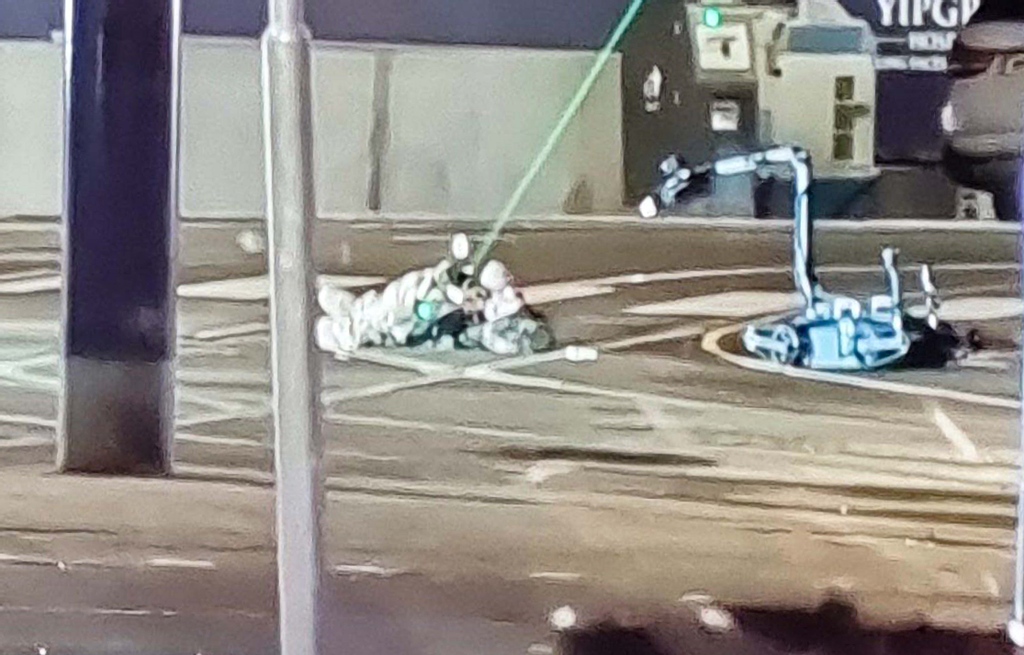 ICORTechnology's tweet image. Hostage drama at Amsterdam Apple store ends as police RUN OVER gunman after he ran out of the building

dailymail.co.uk/news/article-1…
⁠
----⁠

#caliberrobot #eod #ied #bombdisposal #bombdisposalrobot #bombrobot #bombsquad #police #policerobot #robot⁠