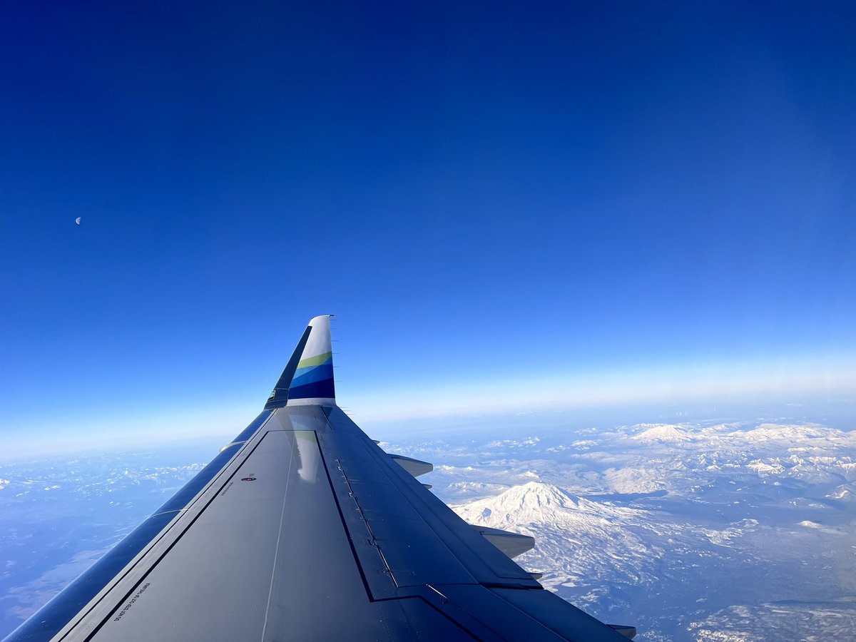 laceynef's tweet photo. Beautiful morning from 30k feet ✈️☀️ https://t.co/6Pi9jgvw26