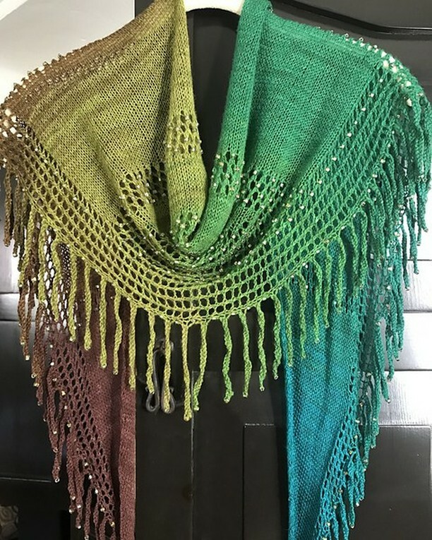FreiaFibers's tweet photo. Browsing projects on Ravelry, this fun shawl caught my eye. The pattern is Fringe-Abilities by Mindy Ross and the knitter is MarthaWaffles on Ravelry. She used a skein of our Ombre Merino Lace in Vertigo. Isn't this the perfect shawl for spring?
#keepca… https://t.co/AIZmAJLtNk https://t.co/jxHUMFBCom