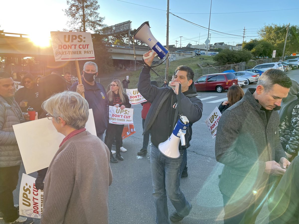 IBTlocal2010's tweet photo. #Teamsters ✊🏽TURNED OUT✊🏽 for our brothers and sisters at UPS this morning! UPS profits off the pandemic, paying out record dividends to shareholders even as they slash part-timer pay.

JC7 Teamsters say #STOPTHEPAYCUTS https://t.co/cP4KnQUI3I