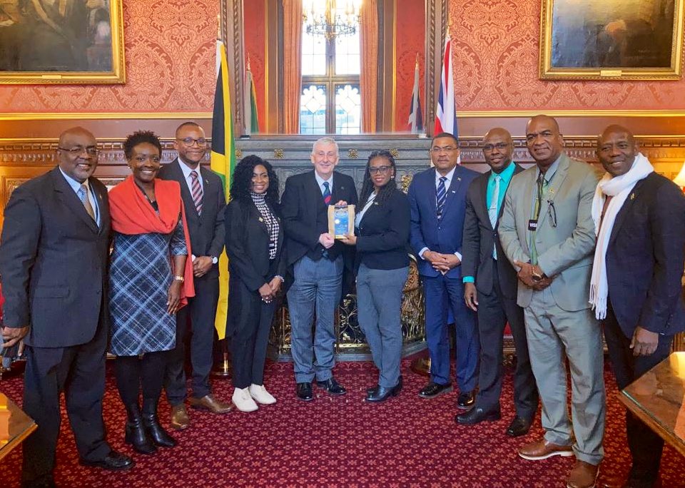 CPA_UK's tweet photo. A very warm welcome from @CommonsSpeaker for our visiting delegation from the Parliament of #Jamaica 🇯🇲. Mr Speaker highlighted the importance of the #Commonwealth family and the strength of its relationships. https://t.co/FglZ98seGD