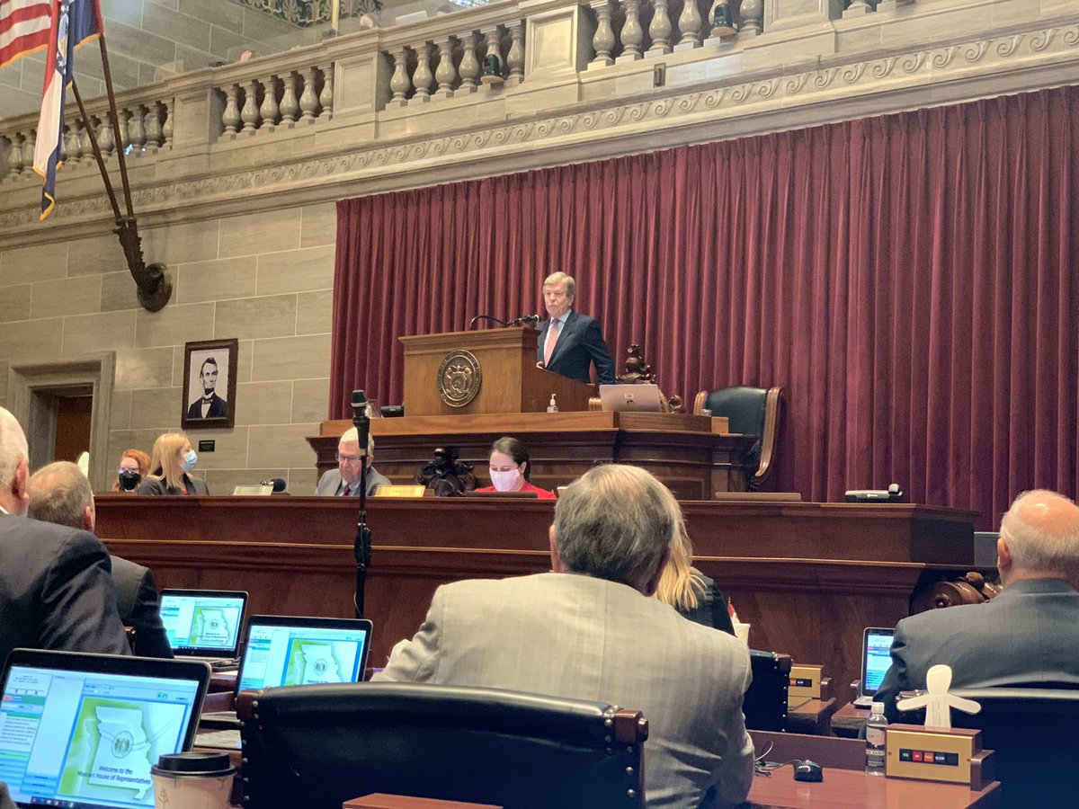 Ashley4MO's tweet photo. Enjoying a visit from retitring MO Senator @RoyBlunt in the House Chamber this morning. 

I’m not at all convinced (most of) the folks running to replace him are capable of carrying on his legacy of statesmanship. It feels like the end of an era in MO politics… https://t.co/vOvbof9vh4