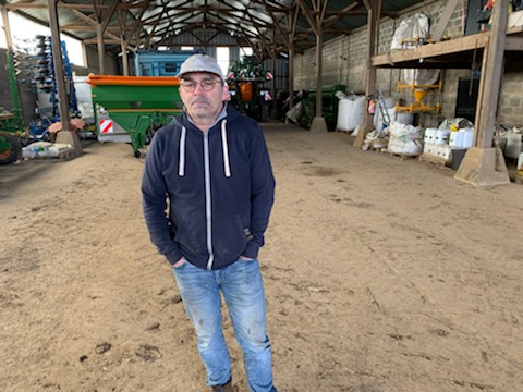 stephane_gorce's tweet photo. Heureux de l’échange avec Emmanuel Baumann, agriculteur exploitant des terres au trou d’enfer et sur la plaine de Versailles. Céréales et bio sont cultivées à l’aide de matériels modernes. Parmi les sujets évoqués : les néo-ruraux, le foncier, la circulation des engins, … https://t.co/it7JH30eOJ