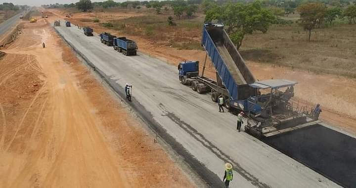 OvieNews's tweet photo. Nigeria will be constructing 1,963km of roads across the country with estimated N1trillion funding, coming from the private sector in a PPP. Out of the 75 firms that indicated interest,18 were shortlisted to respond to the Request for Proposal which leads to today's bid opening. https://t.co/q6YkjpxMlI