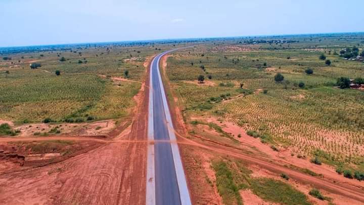 OvieNews's tweet photo. Nigeria will be constructing 1,963km of roads across the country with estimated N1trillion funding, coming from the private sector in a PPP. Out of the 75 firms that indicated interest,18 were shortlisted to respond to the Request for Proposal which leads to today's bid opening. https://t.co/q6YkjpxMlI