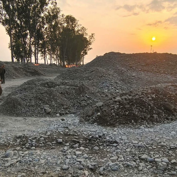 जिलाधिकारी द्वारा जनपद में अवैध खनन एवं परिवहन पर प्रभावी कार्यवाही किए जाने हेतु दिए गए निर्देशों के क्रम आज विकासनगर तहसील क्षेत्र अंतर्गत खनन एवं राजस्व विभाग की टीम द्वारा संयुक्त कार्रवाई करते हुए 5060 टन मगरी जप्त करते हुए संबन्धित पर 7,08,400 रुपए जुर्माना लगाया गया।