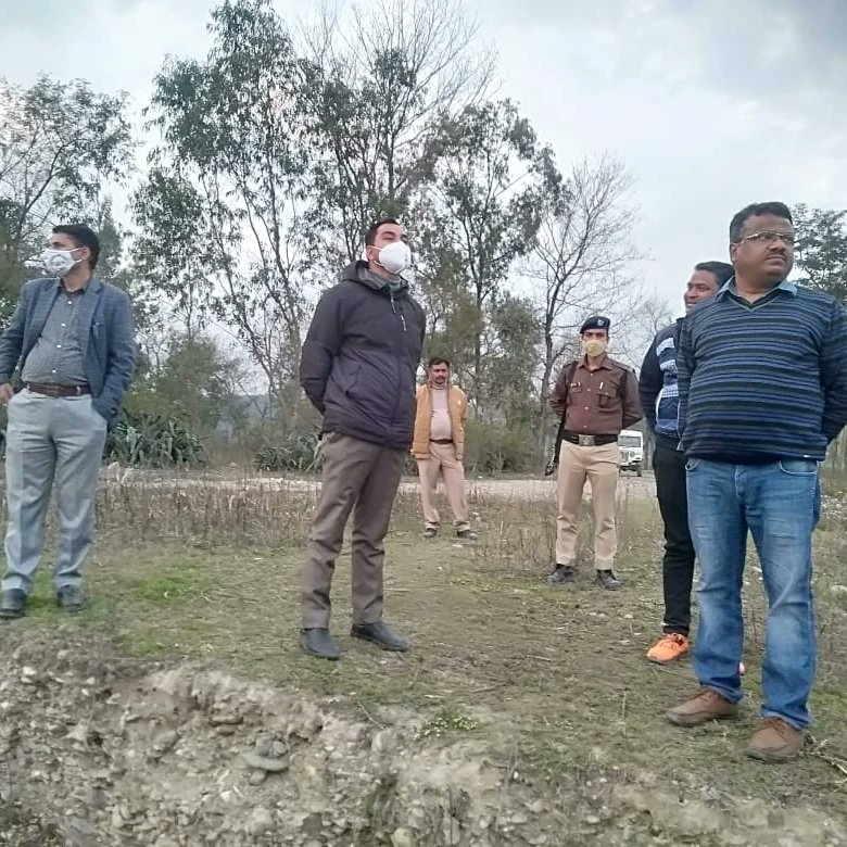 dmdehradun's tweet photo. जिलाधिकारी द्वारा जनपद में अवैध खनन एवं परिवहन पर प्रभावी कार्यवाही किए जाने हेतु दिए गए निर्देशों के क्रम आज विकासनगर तहसील क्षेत्र अंतर्गत खनन एवं राजस्व विभाग की टीम द्वारा संयुक्त कार्रवाई करते हुए 5060 टन मगरी जप्त करते हुए संबन्धित पर 7,08,400 रुपए जुर्माना लगाया गया। https://t.co/Yc7ymQ0kXB