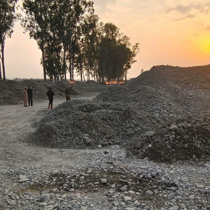 dmdehradun's tweet photo. जिलाधिकारी द्वारा जनपद में अवैध खनन एवं परिवहन पर प्रभावी कार्यवाही किए जाने हेतु दिए गए निर्देशों के क्रम आज विकासनगर तहसील क्षेत्र अंतर्गत खनन एवं राजस्व विभाग की टीम द्वारा संयुक्त कार्रवाई करते हुए 5060 टन मगरी जप्त करते हुए संबन्धित पर 7,08,400 रुपए जुर्माना लगाया गया। https://t.co/Yc7ymQ0kXB