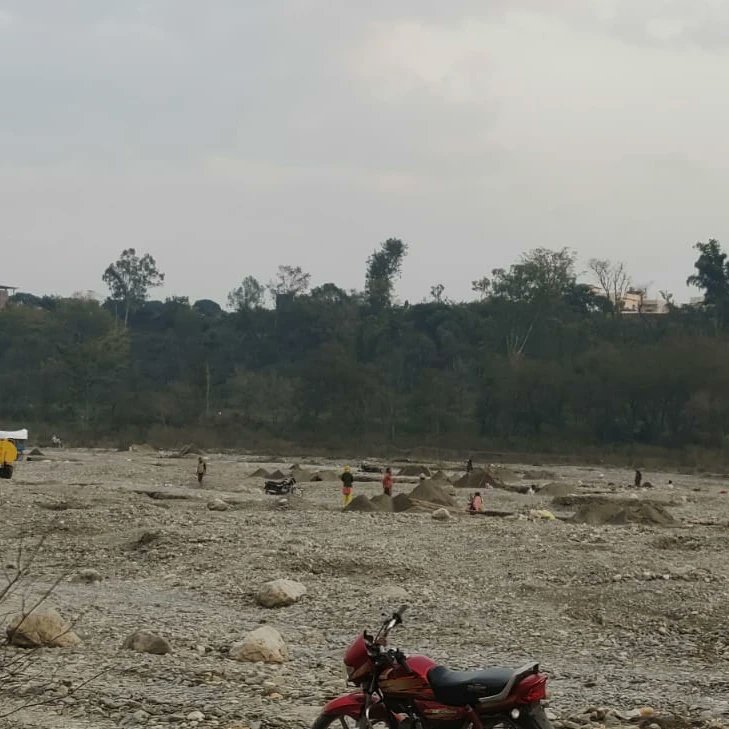 dmdehradun's tweet photo. जिलाधिकारी द्वारा जनपद में अवैध खनन एवं परिवहन पर प्रभावी कार्यवाही किए जाने हेतु दिए गए निर्देशों के क्रम आज विकासनगर तहसील क्षेत्र अंतर्गत खनन एवं राजस्व विभाग की टीम द्वारा संयुक्त कार्रवाई करते हुए 5060 टन मगरी जप्त करते हुए संबन्धित पर 7,08,400 रुपए जुर्माना लगाया गया। https://t.co/Yc7ymQ0kXB