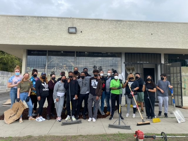 HarrisAssoc's tweet photo. Thank you to Harris’ Vice President of Program + Construction Management, Sean Dunbar, for participating in the #MLK #Community Clean Up day with @EastSideRiders to clean up the #Watts community and honor the vision of Dr. King. Learn more about #ESRBC: https://t.co/lo7KJ9mSfJ. https://t.co/SOcLl986we