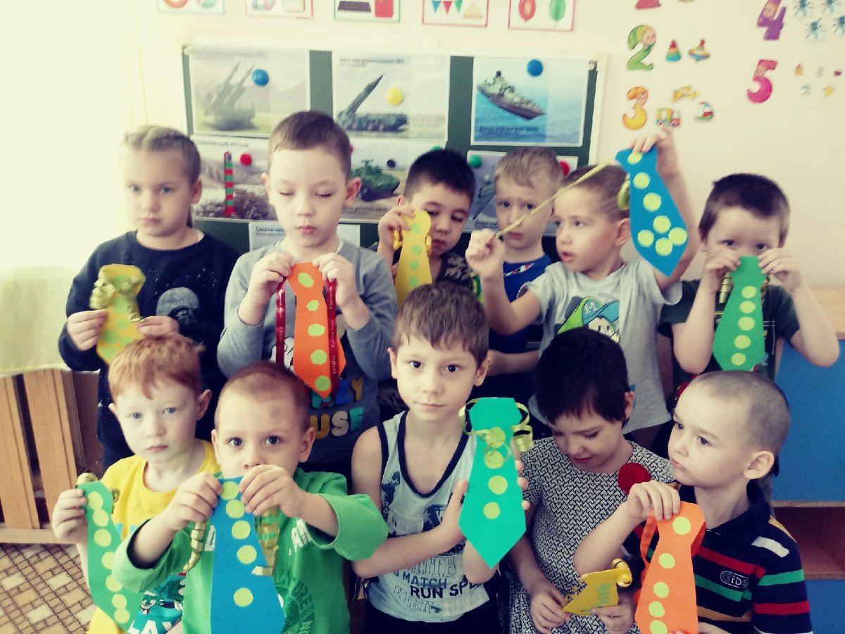 Ко Дню Защитника Отечества! Дети группы «Солнышко»подготовили подарки и поздравления для своих пап и дедушек.