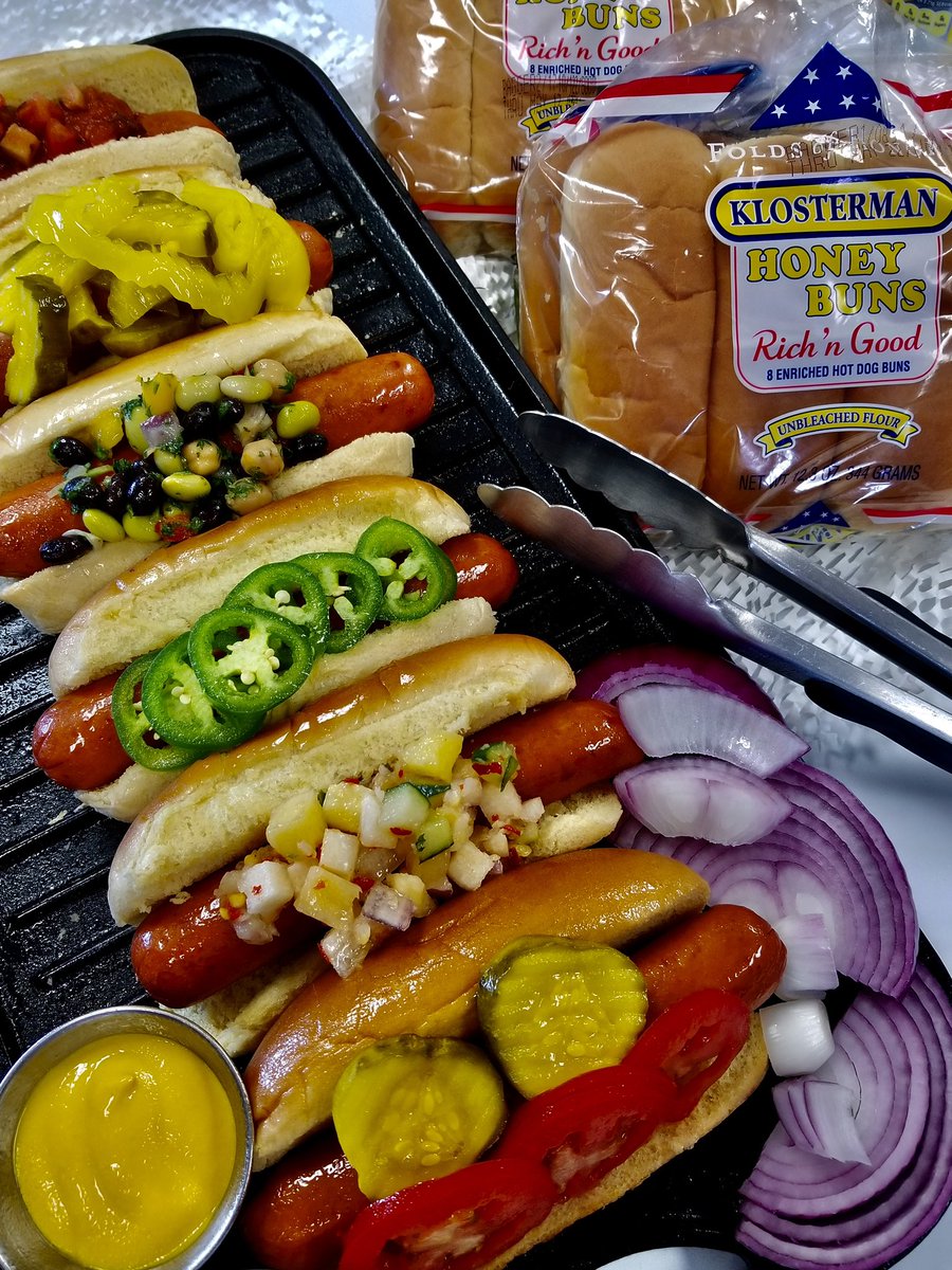 QCSausage's tweet photo. Lunching with some good friends😋
@klostermanbread
#WednesdayMotivation #lunchwithfriends #klostermanbread #smokedsausages #toppingsbar #porkopolis #Cincinnati https://t.co/xvXGb1ViEq