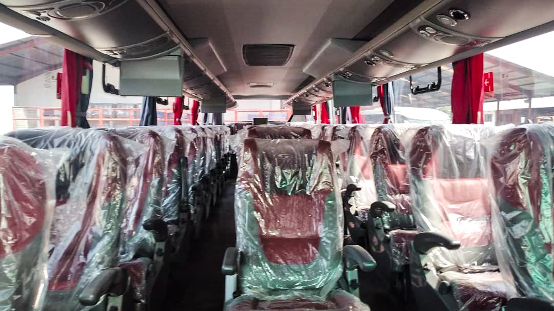 AsanteKotoko_SC's tweet photo. Brand new 2021 Volvo Marcopolo B8R Bio-Safe Executive Coach!!🚍
34+1+1 seater!! Luxurious seating💺arrangements (First ever in Gh🇬🇭)

Ladies and gentlemen, we present to you our new BUS sponsored by our new partner, @AccessBankGhana!!🚍

More details soon!!

#AKSC https://t.co/5f3XWSSfWW