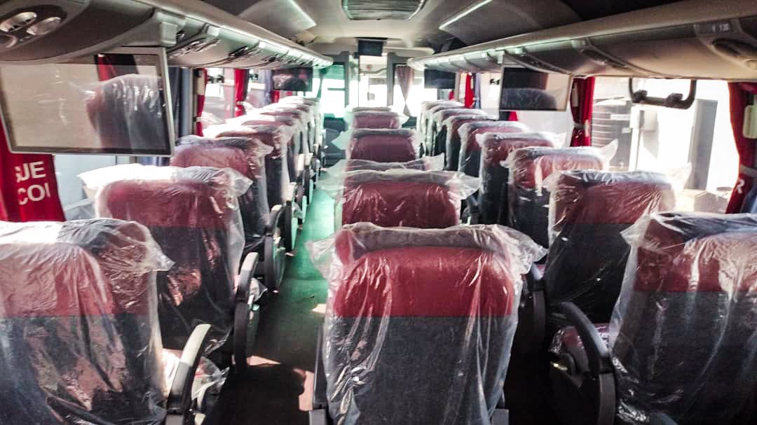 AsanteKotoko_SC's tweet photo. Brand new 2021 Volvo Marcopolo B8R Bio-Safe Executive Coach!!🚍
34+1+1 seater!! Luxurious seating💺arrangements (First ever in Gh🇬🇭)

Ladies and gentlemen, we present to you our new BUS sponsored by our new partner, @AccessBankGhana!!🚍

More details soon!!

#AKSC https://t.co/5f3XWSSfWW
