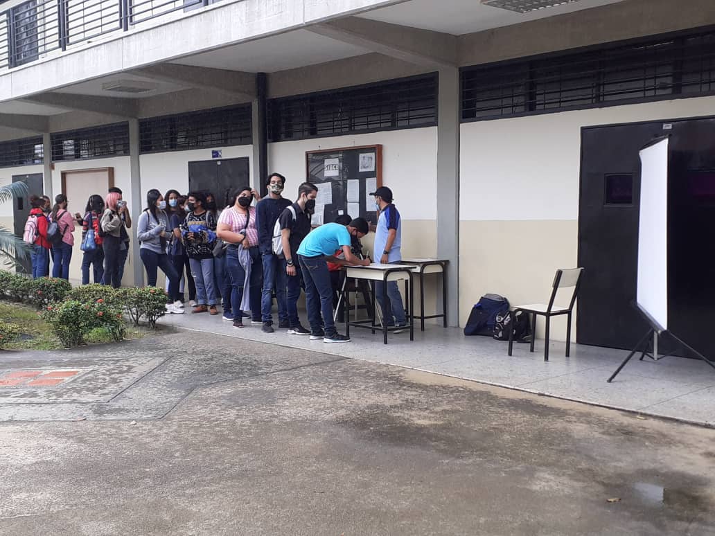 MedozaWullian's tweet photo. #Hoy en la @uney_oficial inicia proceso de carnetización de la comunidad universitaria. Gracias al apoyo de la unidad de audiovisuales y @yeikogomez y @SibceUney Adelante! @NicolasMaduro @TibisayLucena8 @JLEONYARA @arbolve @yeikogomez @AbgManuel @ABGCACAM @PrensaUney https://t.co/NqEjORGlX9