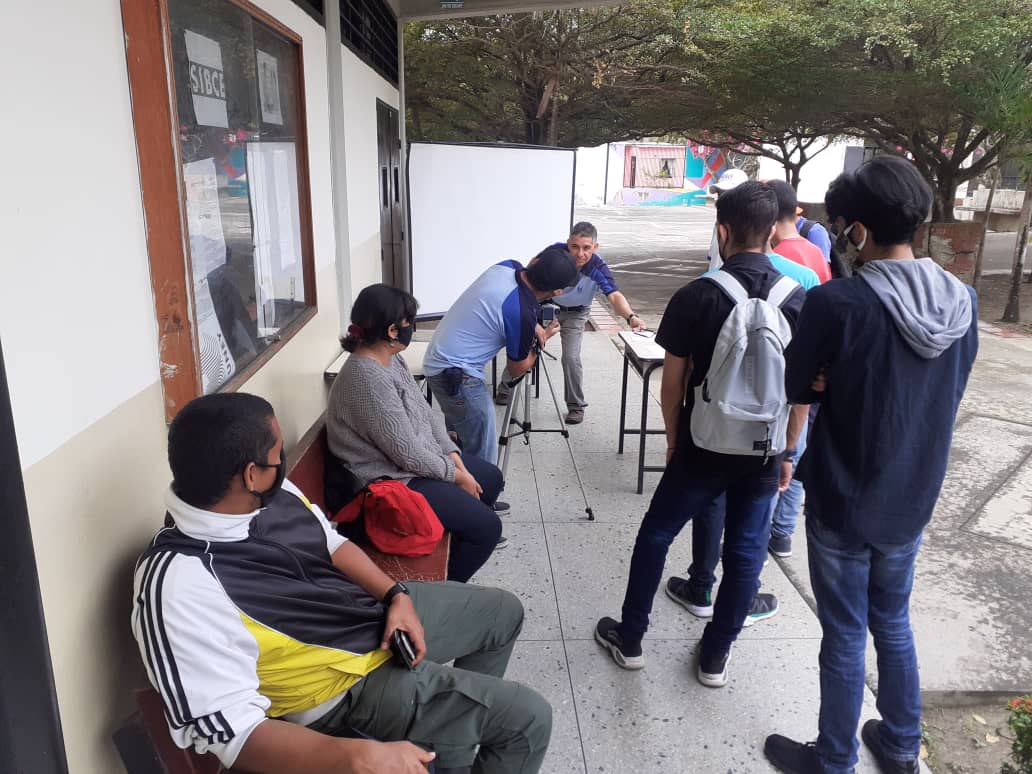 MedozaWullian's tweet photo. #Hoy en la @uney_oficial inicia proceso de carnetización de la comunidad universitaria. Gracias al apoyo de la unidad de audiovisuales y @yeikogomez y @SibceUney Adelante! @NicolasMaduro @TibisayLucena8 @JLEONYARA @arbolve @yeikogomez @AbgManuel @ABGCACAM @PrensaUney https://t.co/NqEjORGlX9