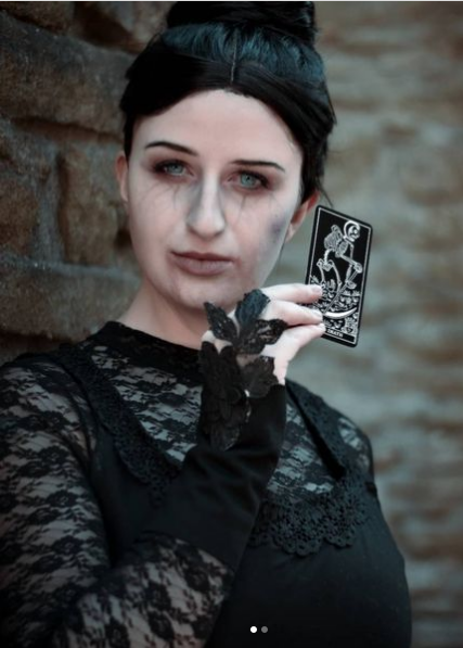 🧛 A great cosplay of Mary Reid from @VampyrGame by elmo_cos... The death tarot card really adds something to it, don't you think? Source: bit.ly/Cosplay-elmocos