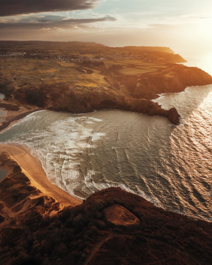 PerkspectiveP's tweet photo. GA! 

Will be timing a low tide visit here very soon! 

#WALES #gower #threecliffsbay https://t.co/hqGwLJ5OkQ