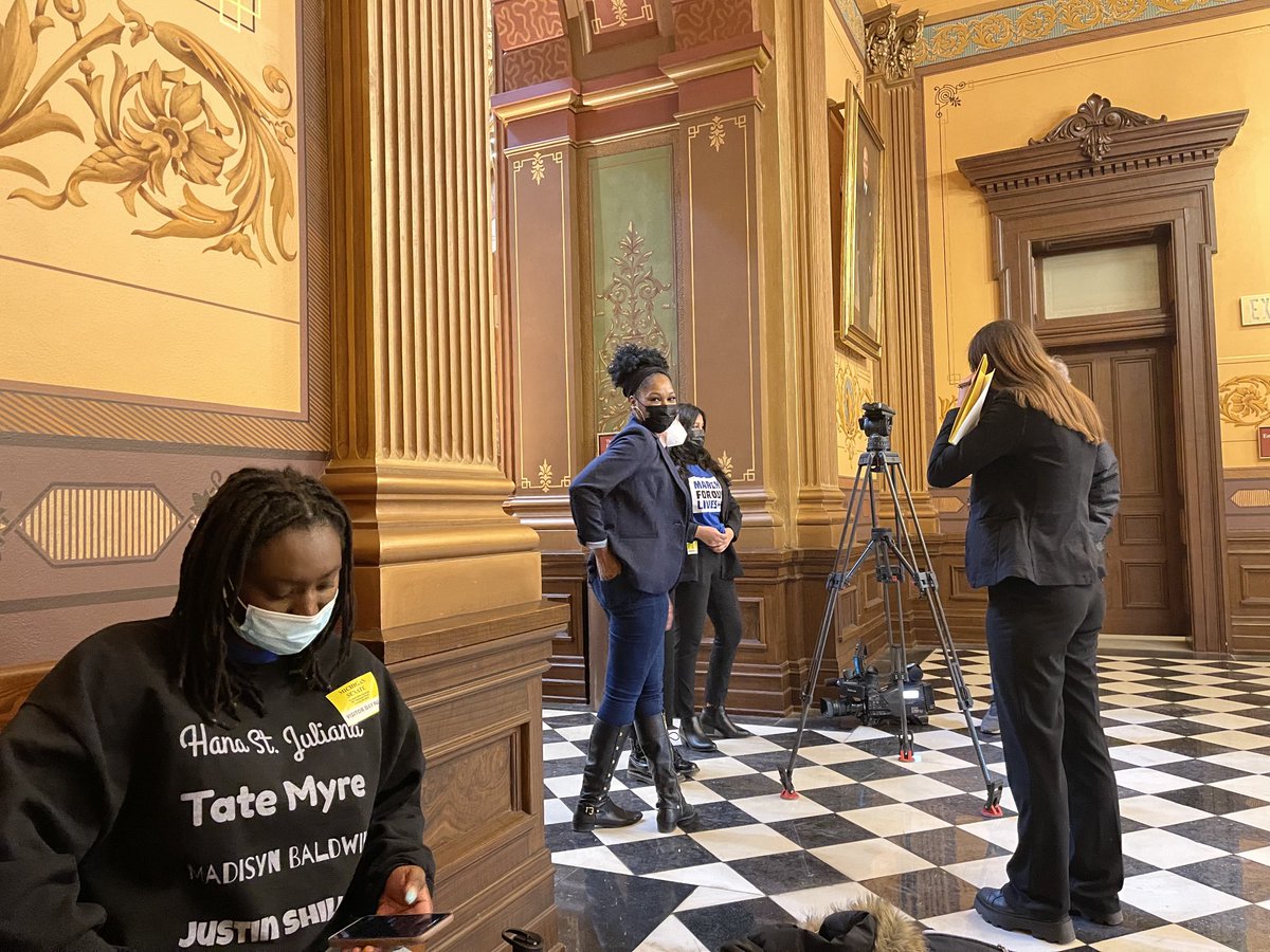 HAPPENING NOW: Students from #oxford high school together with the group March For Their Lives are at the state Capitol to advocate for safe gun storage, and mental health resources in every school. They are also meeting with lawmakers. ⁦<a href="/wxyzdetroit/">WXYZ Detroit</a>⁩ #5PM