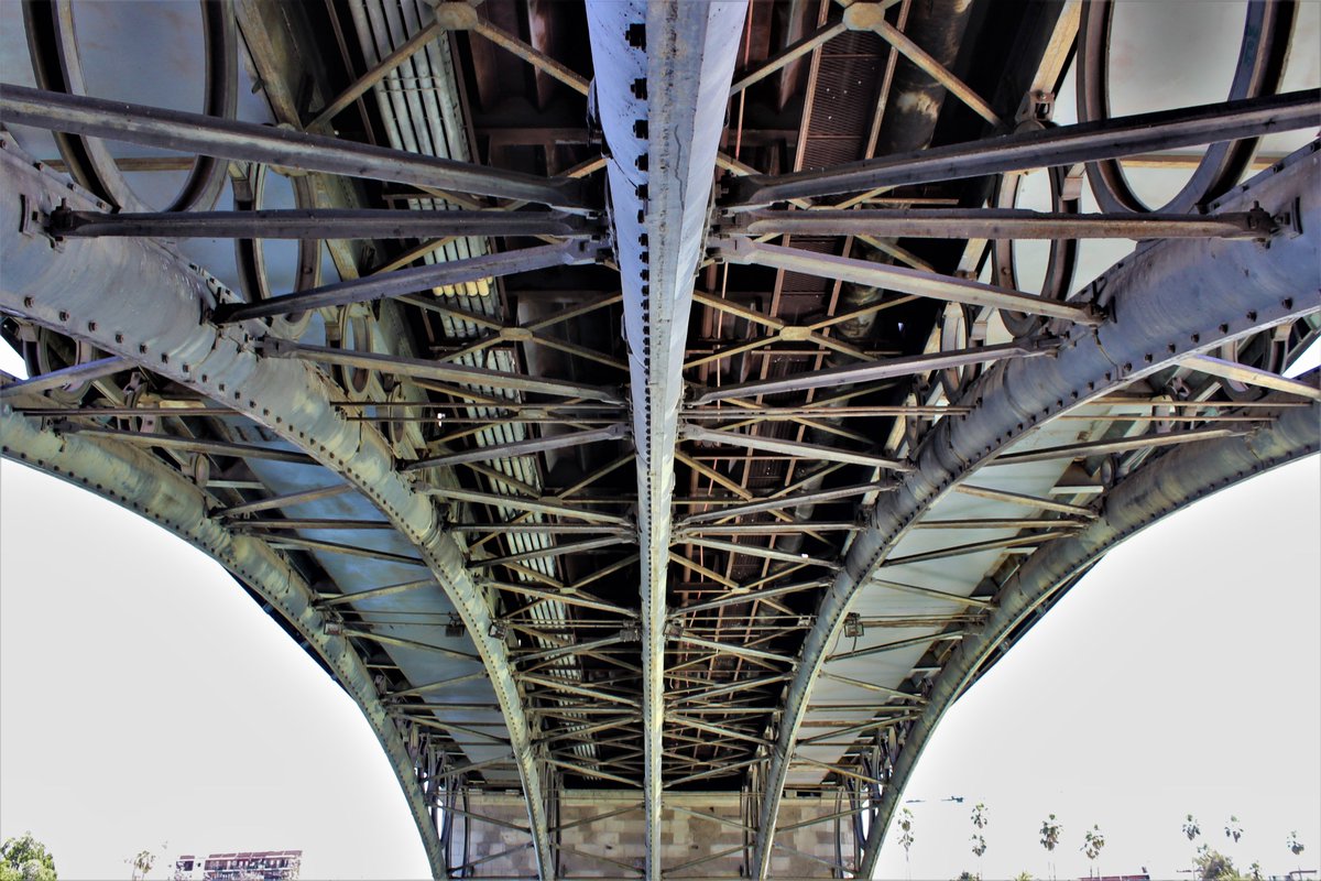 Manchy54's tweet photo. Tal día como hoy de 1852 (hace 170 años) se inauguró el puente de Isabel II o de Trina, obra de los ingenieros franceses Fernando Bernadet y Gustavo Steinacher.
#puentedetriana #triana #sevila #puente #pontonero #guadalquivir #Bernadet #Steinacher #ingenieria https://t.co/mYYDpmwts8