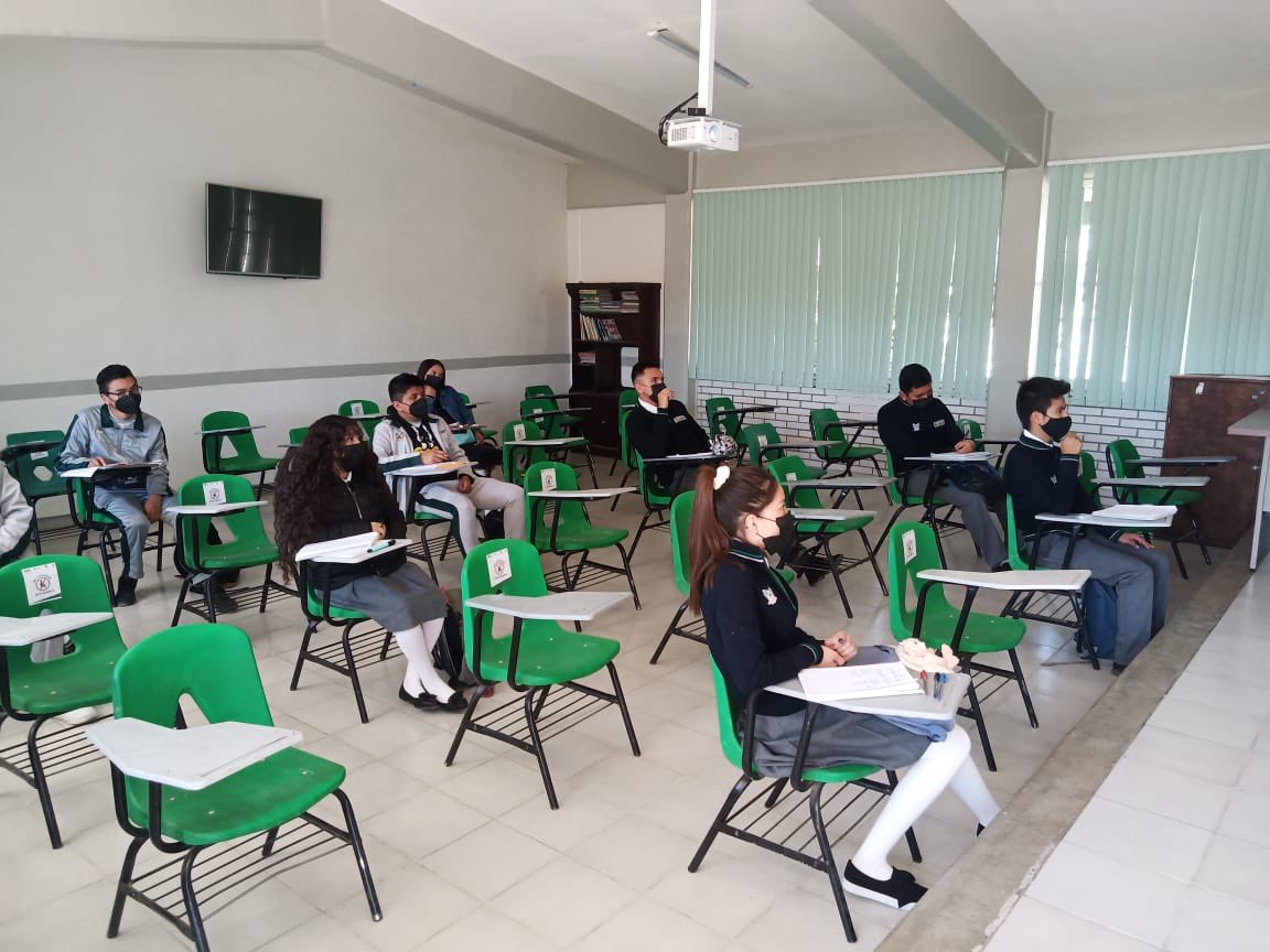 SEPHidalgo's tweet photo. #RegresoAClases modalidad presencial en el @COBAEH_HGO plantel 11 de julio #Pachuca, en sus actividades atienden recomendaciones de sanidad y sana distancia. Destaca la participación de padres y madres de familia en el filtro de acceso. https://t.co/2uf8QYY7zr