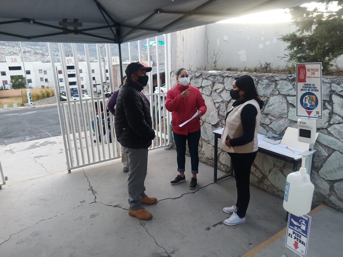 SEPHidalgo's tweet photo. #RegresoAClases modalidad presencial en el @COBAEH_HGO plantel 11 de julio #Pachuca, en sus actividades atienden recomendaciones de sanidad y sana distancia. Destaca la participación de padres y madres de familia en el filtro de acceso. https://t.co/2uf8QYY7zr