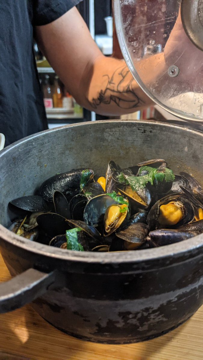 bardelpla's tweet photo. ¿Utilizas la concha del 𝐦𝐞𝐣𝐢𝐥𝐥𝐨́𝐧 -como cuchara- para recoger la salsita?⁣ 🥄 
⁣
⁣https://t.co/4ybzaPWXcT
⁣
#BardelPla #Musclo #Musclos #Mejillones #Mejillón #Marisco #Marisc #DeltaDelEbre #DeltaDelEbro #Mussels #Mussel #Moules ⁣ https://t.co/y5zHUsKJqv