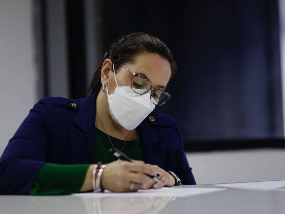 STNHonduras's tweet photo. #STNinforma: Exprimera dama @anagarciacarias presenta denuncia a #Conaprev sobre supuestas violaciones de Derechos Humanos (DDHH) al expresidente @JuanOrlandoH (JOH). https://t.co/VIqFuJGEf4