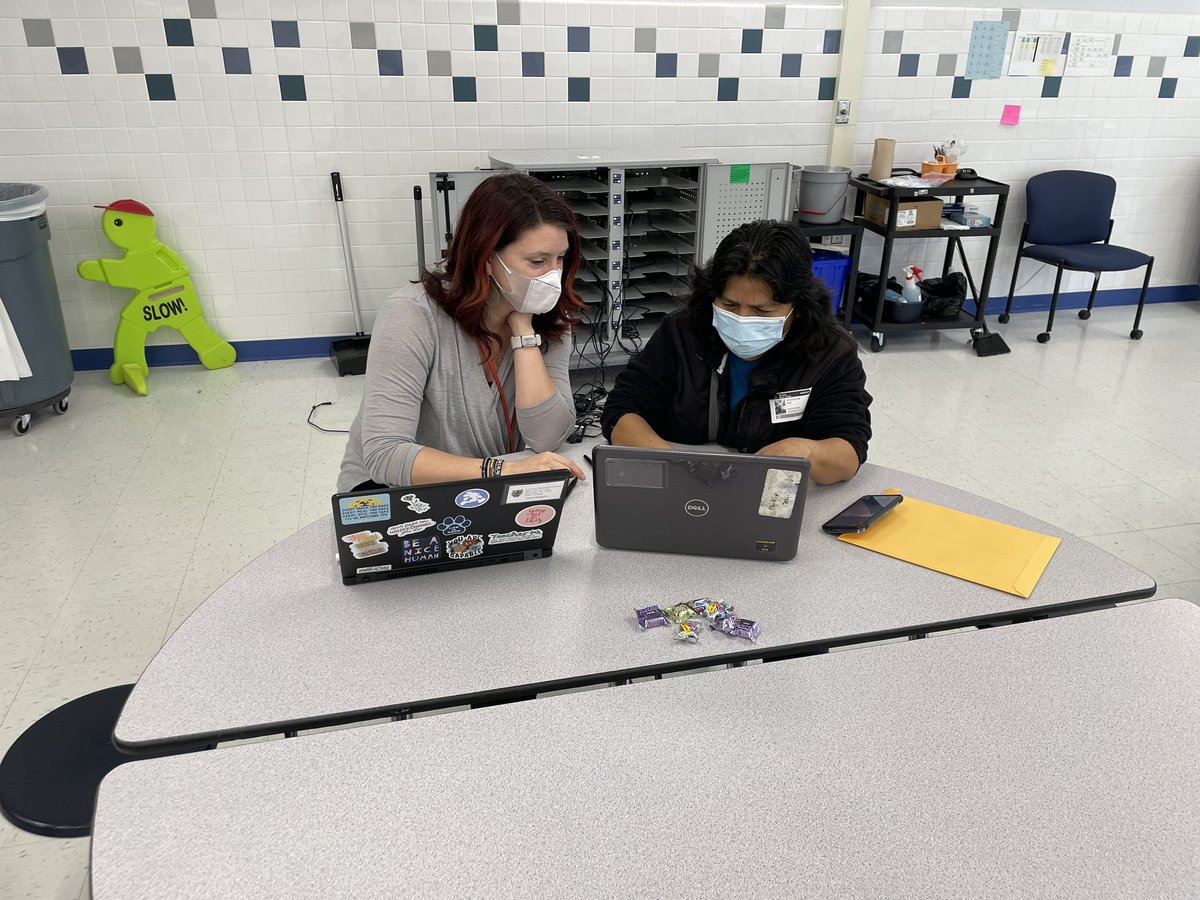 We kicked off our Parent Academy today!  I could not have done it without the support. Thank you <a href="/damicosbts/">Lauren Damico</a> <a href="/BerggrenSherri/">@MrsBerggren_tech</a> for coming to the woods!