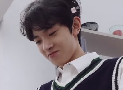 heeseung wearing hair clips 🥺