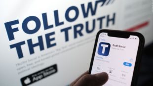 Merca20's tweet photo. Truth Social, la red social de la "libertad de expresión", censura a usuario por esta razón - https://t.co/dW6U22I09G https://t.co/CTGRwaAFOn
