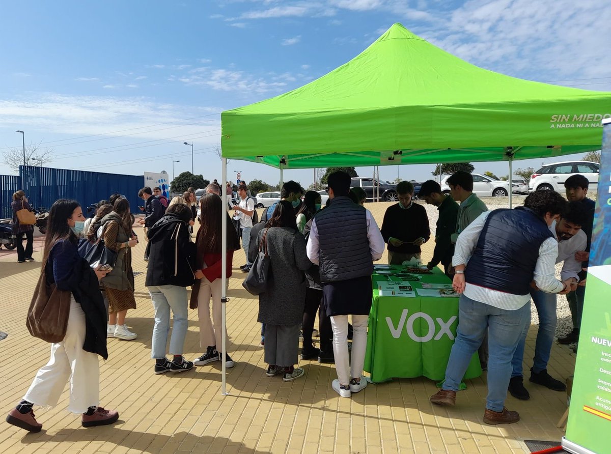 terry_vox's tweet photo. ✌️ Maravillosa acogida, los jóvenes universitarios apuestan por @vox_es y la @AgendaEspana_es.

Cada día somos más. Forma parte de #LaAlternativa, ¡únete a nuestra formación!

https://t.co/XH5cbVPCYB https://t.co/CK51jNIUjE