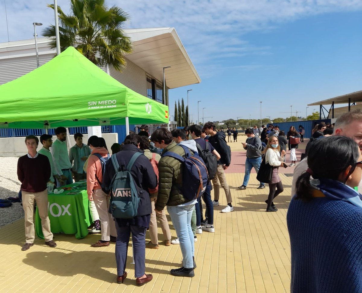 terry_vox's tweet photo. ✌️ Maravillosa acogida, los jóvenes universitarios apuestan por @vox_es y la @AgendaEspana_es.

Cada día somos más. Forma parte de #LaAlternativa, ¡únete a nuestra formación!

https://t.co/XH5cbVPCYB https://t.co/CK51jNIUjE