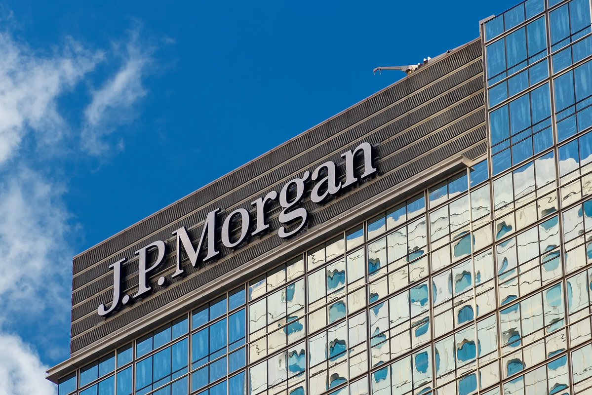 StrictoNFT's tweet photo. JPMorgan, the largest bank in the U.S., said it has become the first lender to arrive in the metaverse, having opened a lounge in Decentraland. In addition to unveiling the Onyx lounge (the name refers to the bank’s suite of permissioned Ethereum-based services)
#NFTCommunity https://t.co/uTmNpM1mC7