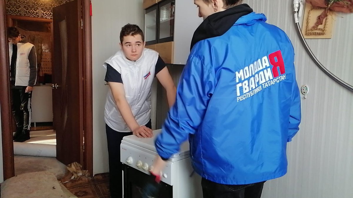 er_tatarstan's tweet photo. 23 февраля наша страна традиционно отмечает День Защитника Отечества 
Сегодня #МолодаяГвардияРТ навестили Антонину Андреевну Агапову, ветерана Великой Отечественной войны, проживающую в Нурлатском районе 

Молодогвардейцы помогли ей сделать ремонт - заменили в квартире полы, https://t.co/jMX9twobBu