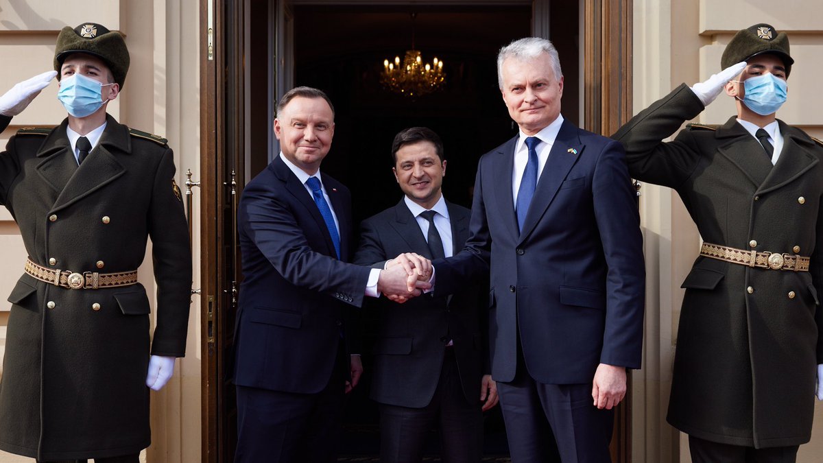 ZelenskyyUa's tweet photo. Мав результативний діалог з @AndrzejDuda та @GitanasNauseda. Ми продовжимо чітко координува��и наші зусилля з протидії агресії РФ і деескалації конфлікту. Вдячний дружнім державам за підтримку, адже майбутнє європейської безпеки зараз вирішується саме в Україні. https://t.co/mCw0bqbNrX