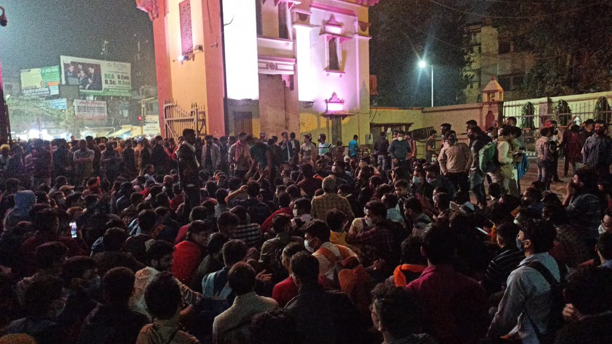 Govindbmki's tweet photo. BHU: हाइब्रिड मोड में कक्षाओं के संचालन, ऑनलाइन सेमेस्टर एग्जाम आदि मुद्दों के लेकर अनशन पर ब��ठे छात्रों ने देर शाम बीएचयू मुख्यद्वार बंद कर दिया है। छात्रों का आरोप है कि @VCofficeBHU के फरमान पर चीफ प्रॉक्टर ने लाठीचार्ज किया है। #BHUHybridclassesforAll https://t.co/le88kbKK20