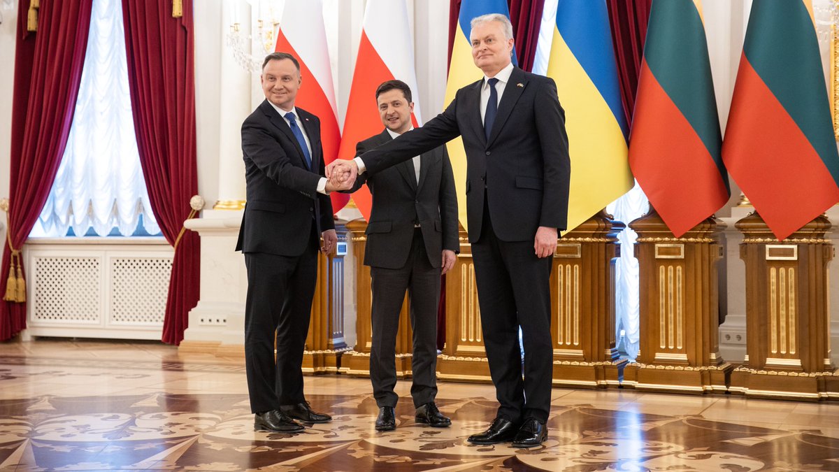ZelenskyyUa's tweet photo. Had a productive dialogue with @AndrzejDuda and @GitanasNauseda. We'll continue to clearly coordinate our efforts to counter 🇷🇺 aggression &amp; de-escalate the conflict. Grateful to the friendly states for their support, as the future of European security is now being decided in 🇺🇦. https://t.co/hK4Vhh4Cgb