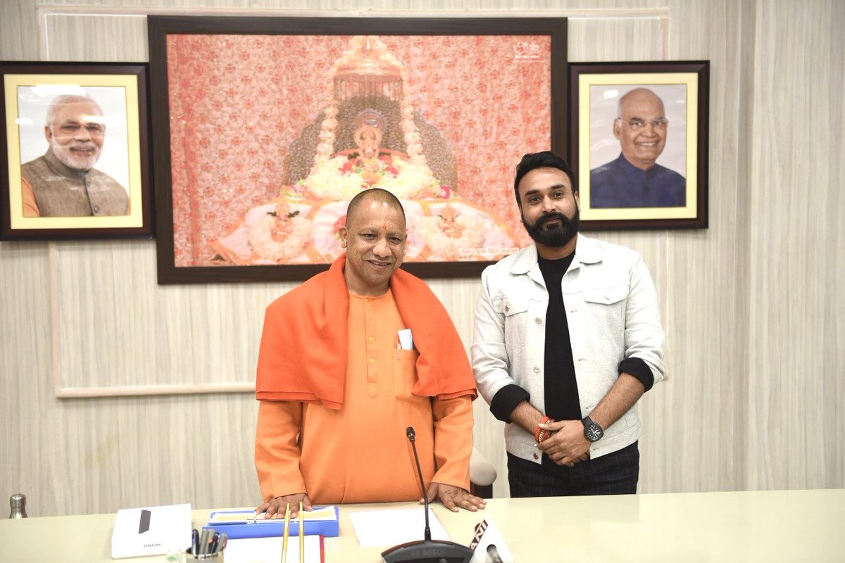MishiAmit's tweet photo. It was an absolute pleasure meeting up with the hon’ble chief minister of Uttar Pradesh @myogiadityanath

He is so humble. Thank you so much for your time sir.

#YogiAdityanath #UttarPradesh #honourablechiefminister. https://t.co/x433pJe9mc