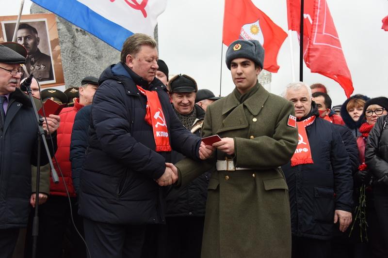 Afonin_Y's tweet photo. Потом возложили цветы к могиле Неизвестного Солдата, к Мавзолею основателя Советского государства и Красной Армии Владимира Ленина, к могиле генералиссимуса Победы Иосифа Сталина и к памятнику маршалу Жукову. https://t.co/IpbgSWjyOd